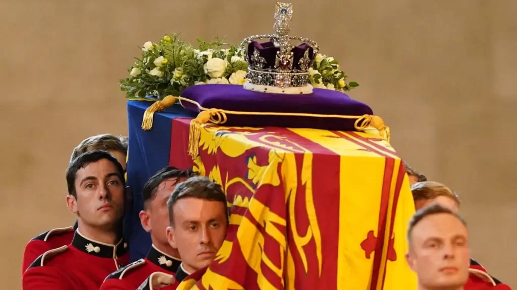 Queen’s coffin Lowered into Vault at End of Memorial Service