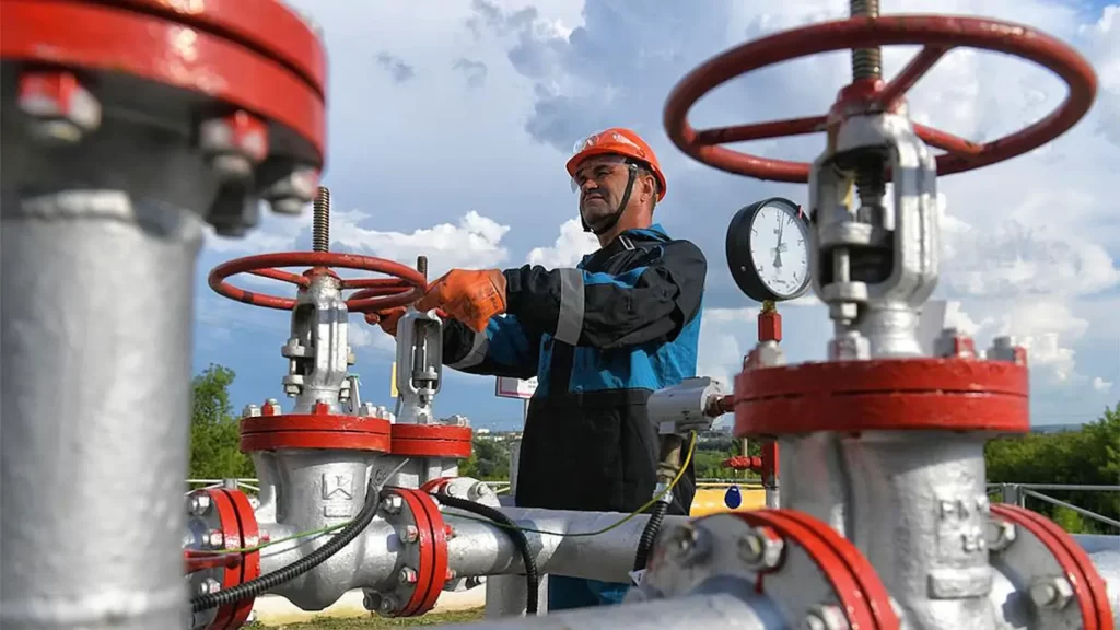 Russia Oil Production Could Fall 20% Over Lack of Equipment