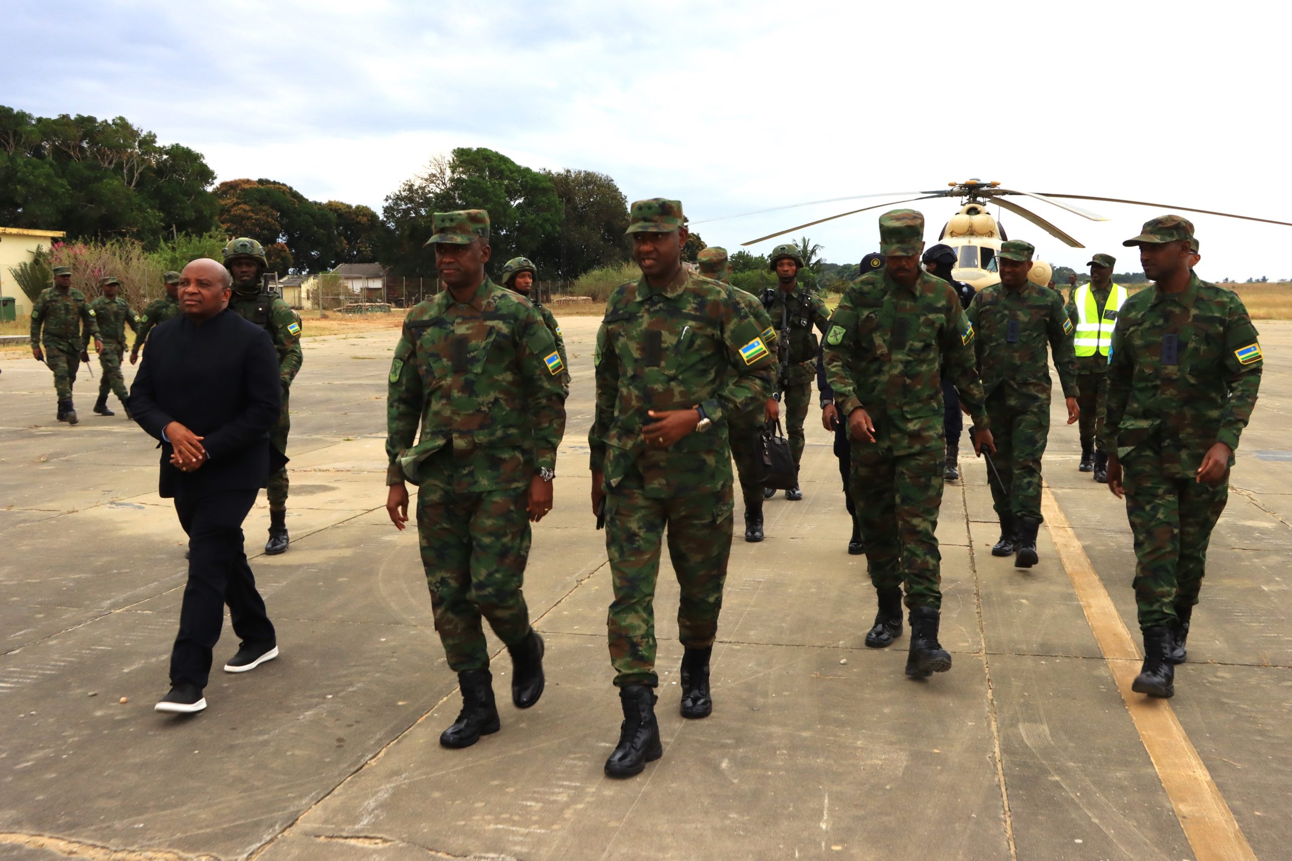 Rwanda Army Chief of Staff Visits Rwandan Troops in Mozambique ...