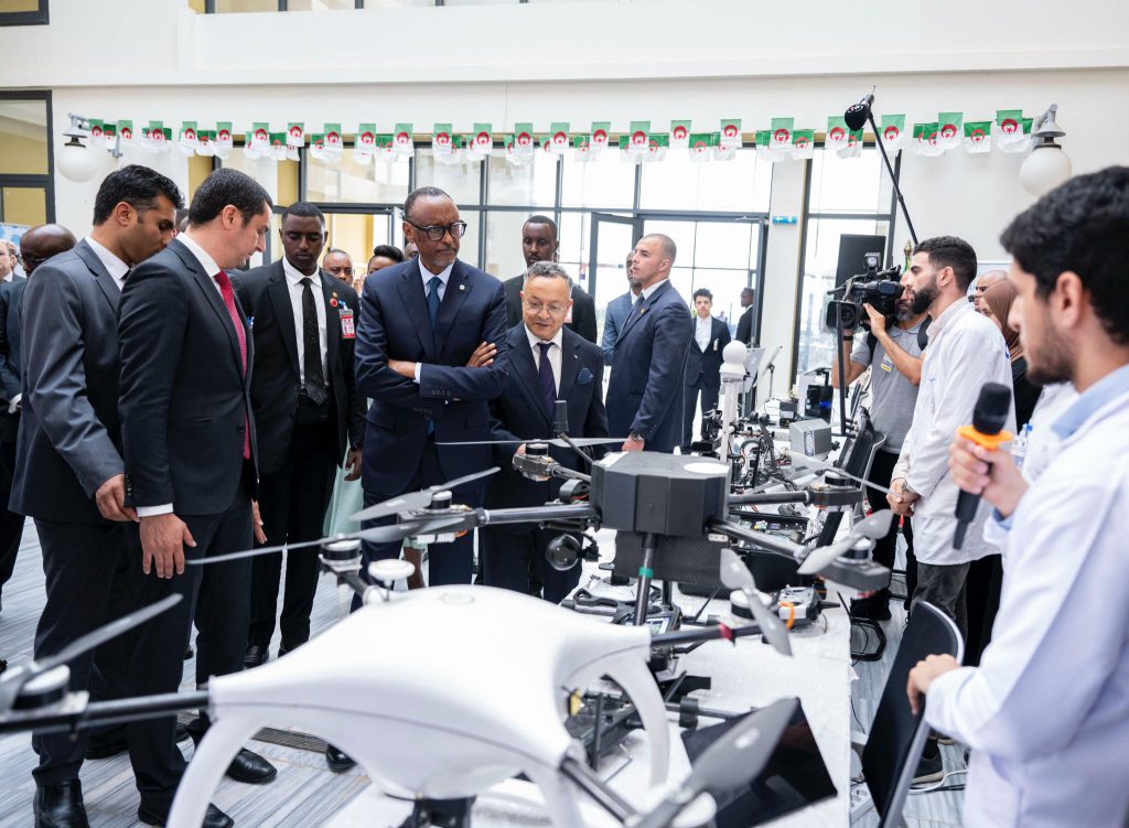President Kagame Visits Algeria’s Premier AI Institute, Meets Rwandan Students